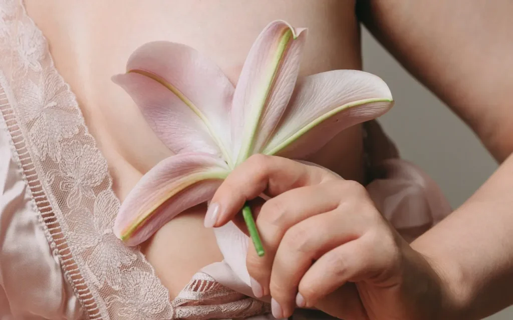 A ciszta a mellben gyakori, általában jóindulatú elváltozás, amely gyakran hormonális változások következtében alakul ki.